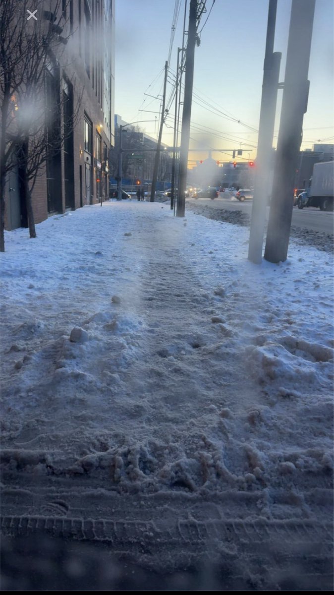 BBNwitdashiftz's tweet photo. @universityofky “Extraordinary effort” meanwhile 95% of campus parking lots and side walks look like this… https://t.co/oToWiC7OsT