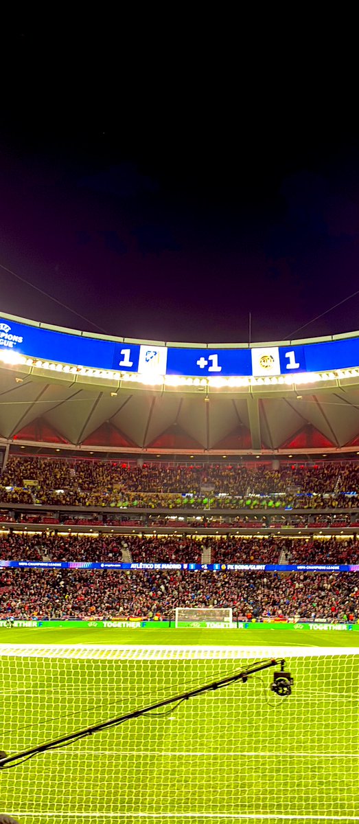 Rodrigoatm_f's tweet image. A este Atleti le sostiene el Frente Atlético y las primeras filas del sector central del fondo sur.
Un equipo acomodado sin ambición, una institución mercenaria, y una grada, incluida la mayoría del fondo sur que va a ver el fútbol y no a aportar a la causa.
Que se lo hagan mirar