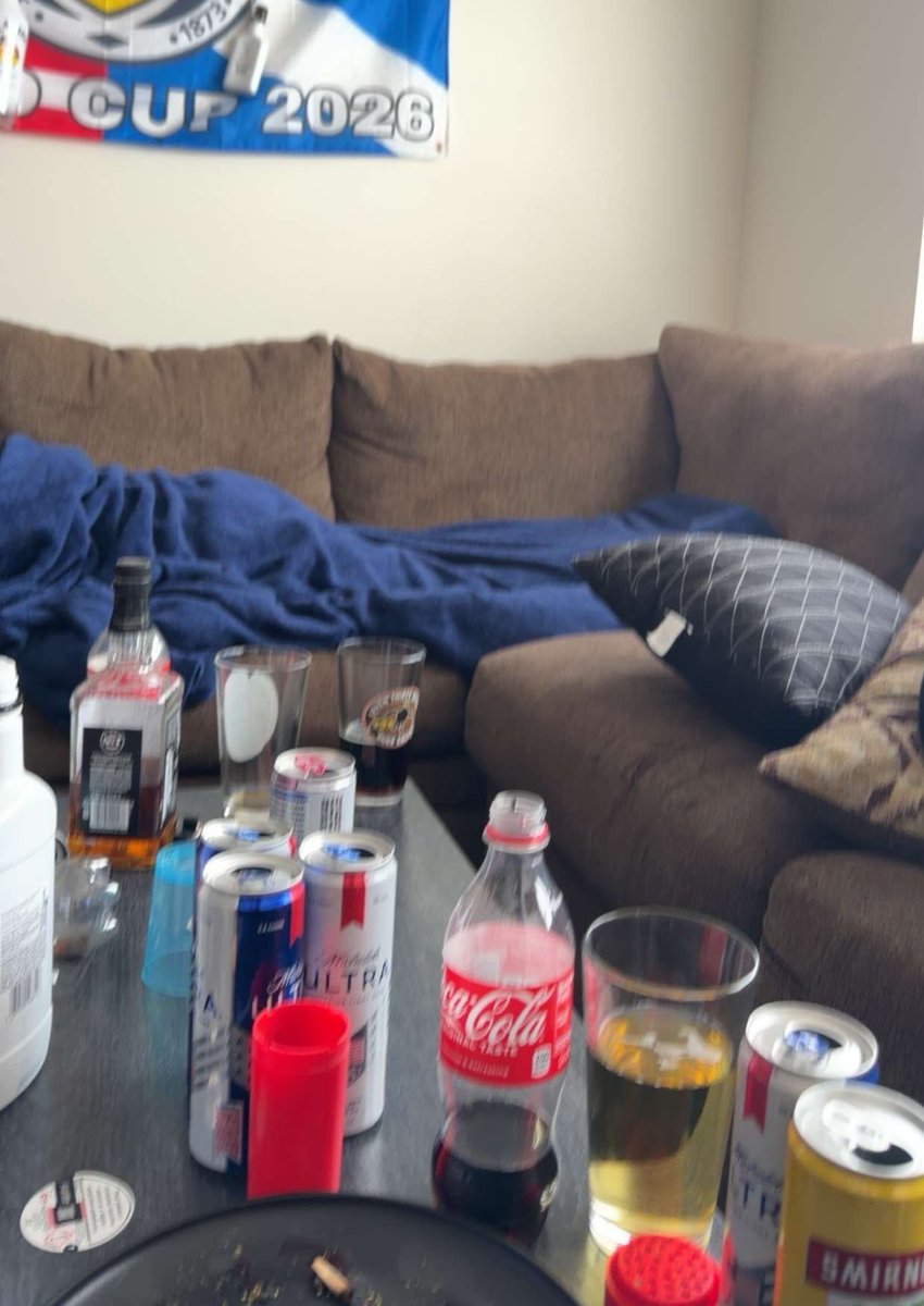 FakeCadillac69's tweet photo. If shordys crib really looked like this are you sticking around? https://t.co/VXXzua0FSW