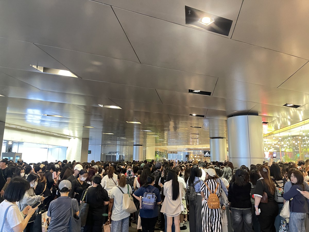 เจ้าหน้าที่บอก 1000 คนแล้วตอนนี้ Fan Zone เปิดแค่ 300 คน!!

#Gucci
#GucciCentralEmbassy 
#SongWeilong #宋威龙 #ซ่งเวยหลง