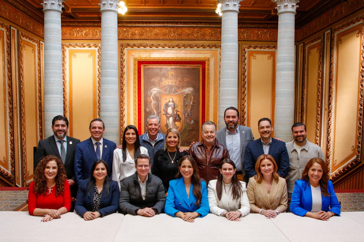 LibiaDennise's tweet image. .@AccionNacional tiene a mujeres y hombres preparados y con carácter, que saben representar con responsabilidad a México y a Guanajuato. 💙

Por eso fue un gusto recibir en nuestro estado a las y los @SenadoresdelPAN, para dialogar, sumar ideas y seguir fortaleciendo una agenda…