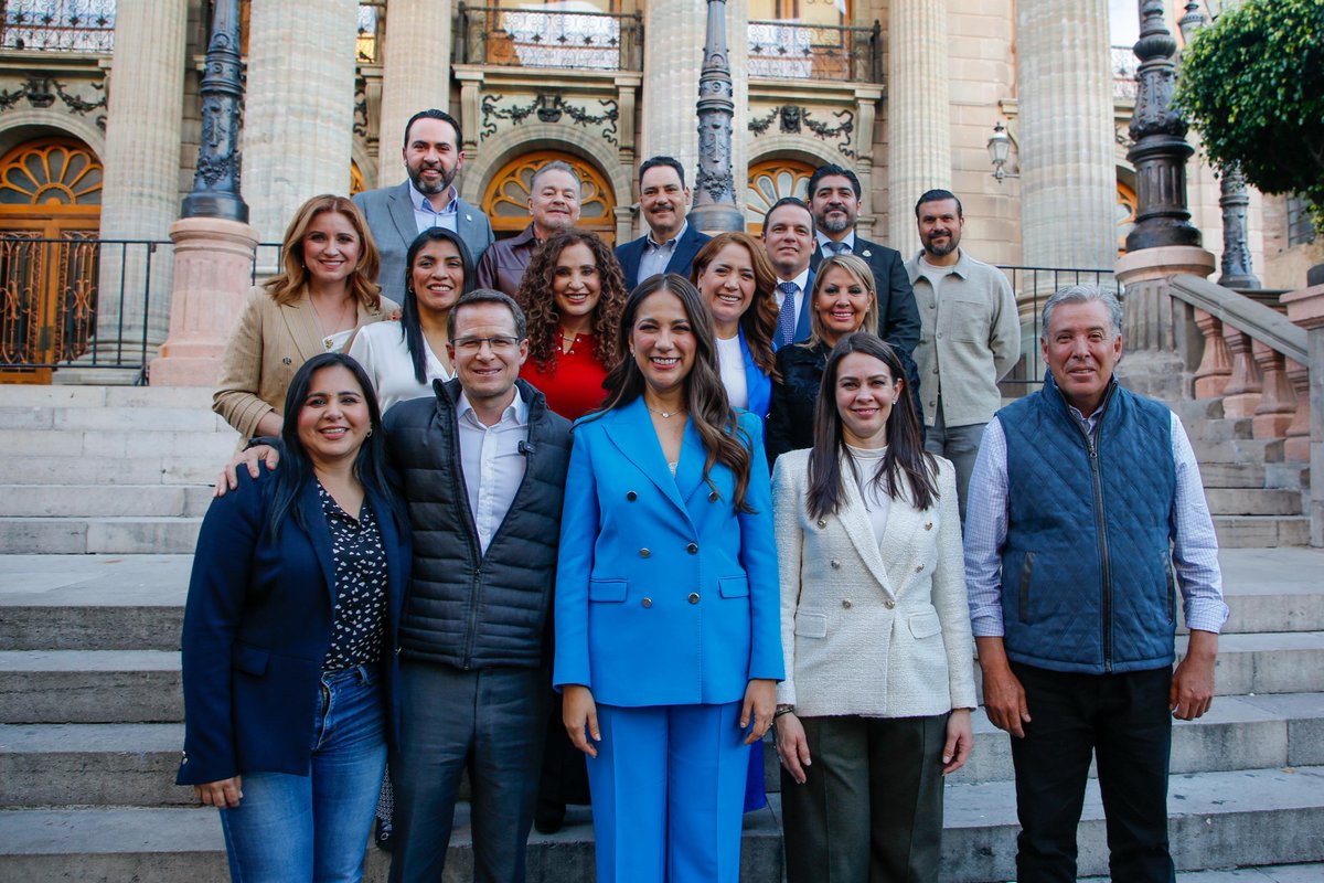 LibiaDennise's tweet image. .@AccionNacional tiene a mujeres y hombres preparados y con carácter, que saben representar con responsabilidad a México y a Guanajuato. 💙

Por eso fue un gusto recibir en nuestro estado a las y los @SenadoresdelPAN, para dialogar, sumar ideas y seguir fortaleciendo una agenda…