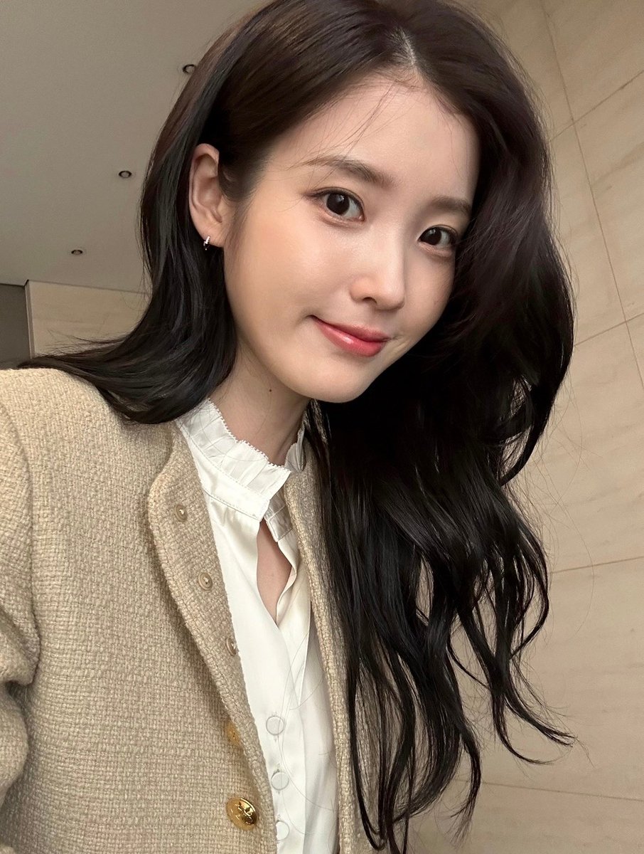 iuedelweiss's tweet image. 대본리딩 때 사진이었구나…🥹