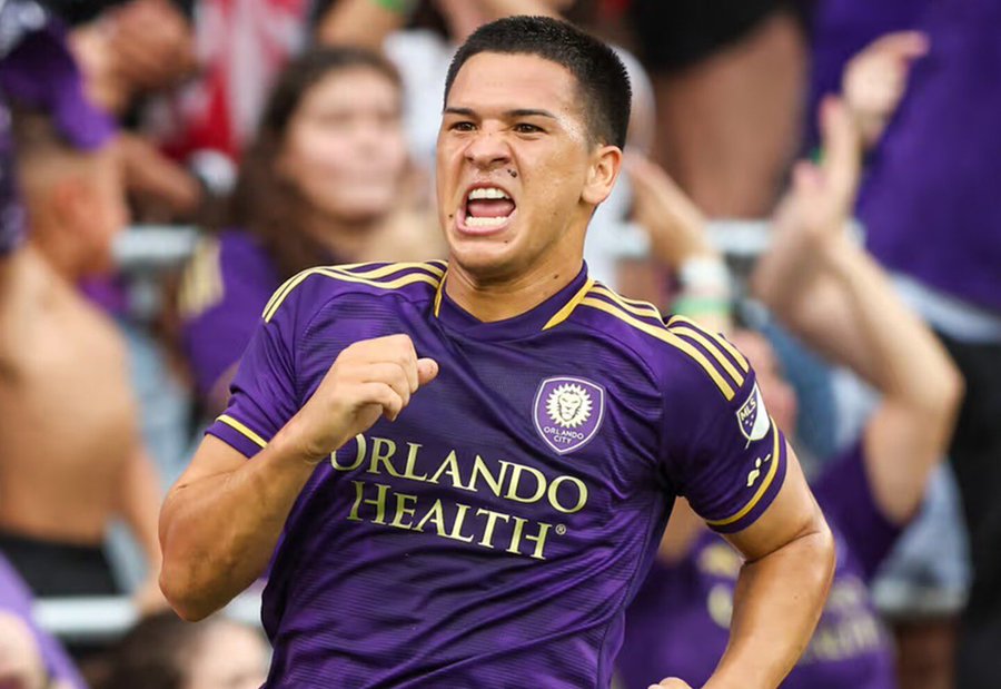 Nico_NoReaction's tweet photo. Finalmente César Araújo va a jugar en Tigres. Desde hace un tiempo se veía que la llegada a Nacional era muy complicado y se confirmó las sensaciones y el interés del jugador. Jugará en el futbol mexicano. https://t.co/qReOpg5ols