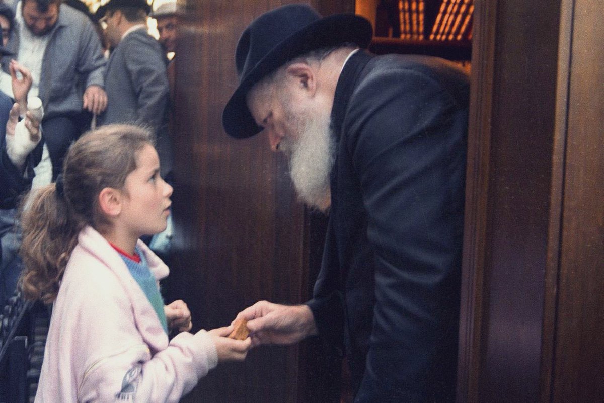 אני מנסה לכתוב ומוחק כל מה שכתבתי, אז אנסה שוב ואולי אמחק תכף:

היום לפני 75 שנה הרבי מליובאוויטש נכנס לתפקידו. 

אבל הוא לא מונה לפני 75 שנה. 

הוא מונה לפני עשר דקות 
ובעוד חמש דקות 
ולפני רבע שעה 
ובעוד שעתיים 

הייתי הערב בהתוועדות יא שבט אצל הרב אור זיו יחד עם חברים טובים,