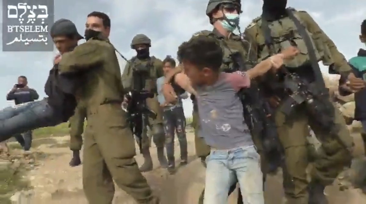 wszewko's tweet image. Humanistyczna armia. Zachodni Brzeg. 
Wg opisu: Na prośbę nielegalnych osadników „Havat Maon” siły izraelskie zatrzymały pięcioro palestyńskich dzieci w wieku od 8 do 12 lat za zbieranie dzikich warzyw i kwiatów w pobliżu osady.