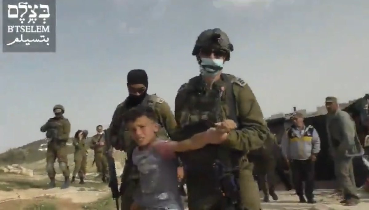 wszewko's tweet image. Humanistyczna armia. Zachodni Brzeg. 
Wg opisu: Na prośbę nielegalnych osadników „Havat Maon” siły izraelskie zatrzymały pięcioro palestyńskich dzieci w wieku od 8 do 12 lat za zbieranie dzikich warzyw i kwiatów w pobliżu osady.