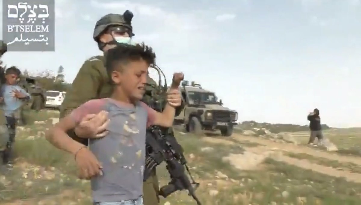 wszewko's tweet image. Humanistyczna armia. Zachodni Brzeg. 
Wg opisu: Na prośbę nielegalnych osadników „Havat Maon” siły izraelskie zatrzymały pięcioro palestyńskich dzieci w wieku od 8 do 12 lat za zbieranie dzikich warzyw i kwiatów w pobliżu osady.