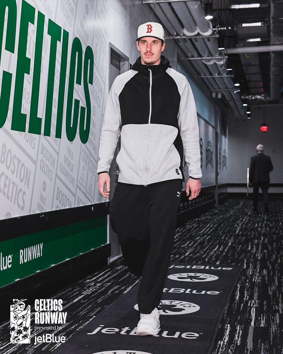 Boston teams supporting each other 🤝 @RedSox
#JetBlueRunway