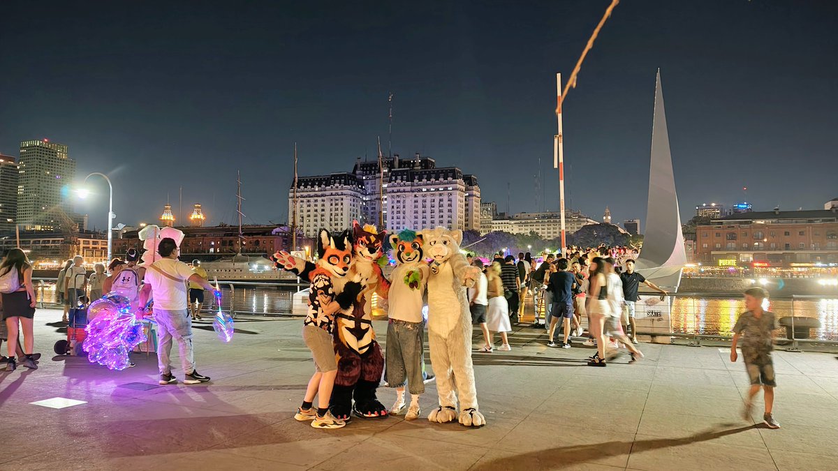 A punto de tomar mi vuelo de regreso a casa desde Buenos Aires, recuerdo el increíble fin de semana que pasé con las pieles argentinas y la maravillosa oportunidad de pasar tiempo con ellas. Muchísimas gracias a todos por mostrarme un poco de su mundo y por ser tan acogedores. ☺️