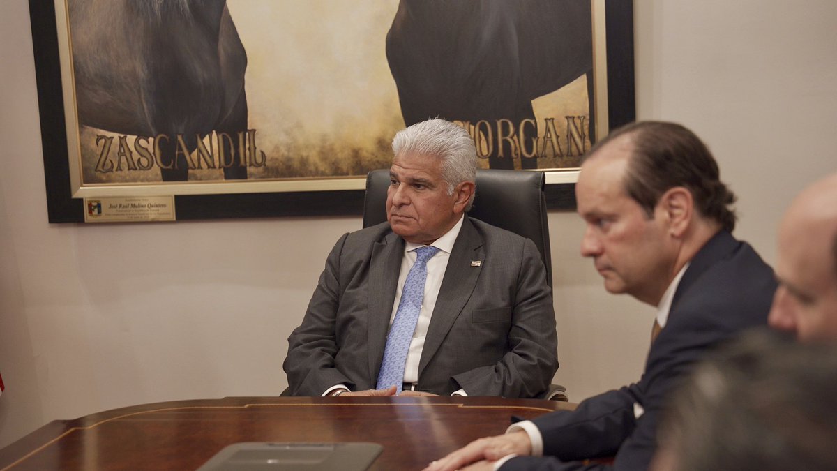 presidenciapma's tweet photo. La reunión bilateral entre los presidentes @JoseRaulMulino y @Rodrigo_PazP reafirma que la diplomacia cercana genera desarrollo.

Abordaron cooperación económica, comercio y articulación regional, fortaleciendo vínculos de amistad y progreso. 🇵🇦🤝🇧🇴

#ConPasoFirme https://t.co/Lk221YmrfX