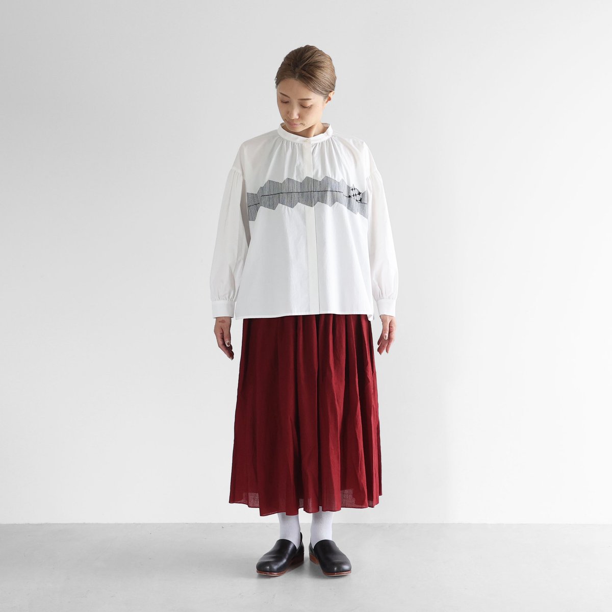 オーガニックコットン刺繍バルーンスリーブワイドブラウス(白) HUISの