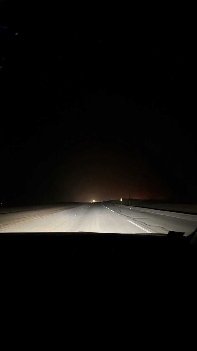 4g4m's tweet photo. ياربّة الملح اصحي قبل كل الملاح 
لايسلب النوم وردٍ فوق خدك نما

لاتزعل الشمس، قومي وأشرقي للصباح
الشمس لو ماصحيتي تزعل من السماء

حبيبك .. الله خلق له من شعوره جناح
وأنتي مثل غيم طوق له فضاه وهما! https://t.co/aWNhkmHIbR