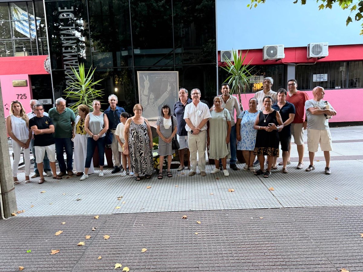 sergiobotana's tweet image. La Departamental de Cerro Largo homenajeó a WILSON frente a la Escuela Pública a la que concurrió de niño: la N.1-José Gervasio Artigas de Melo. ⁦@GMestre1⁩ ⁦@fede_ricagni⁩ ⁦@CarmenTort3000⁩ ⁦@nanogamarra16⁩ ⁦@jose_yurramendi⁩ ⁦@PabloDuarte3003