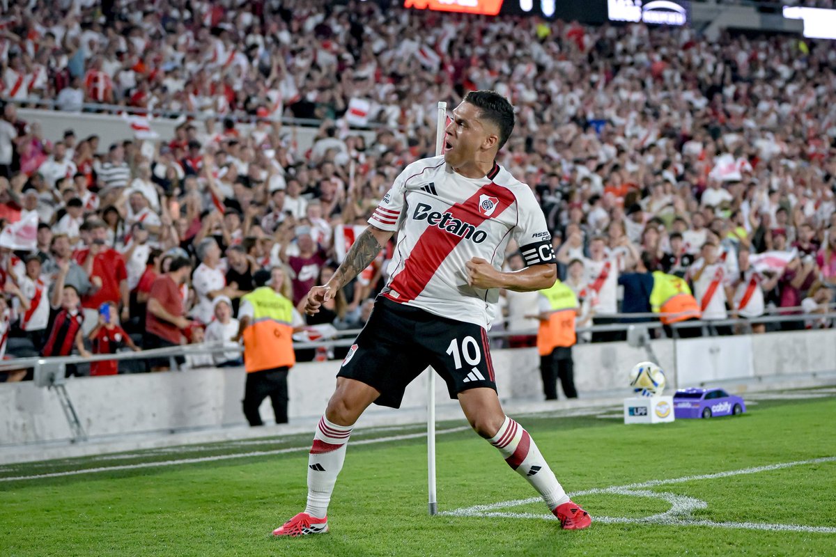 Qué lindo está. Fino. Confiado. Capitán. Hermoso. Pobres aquellos que no creen que esa zurda solamente puede generar felicidad.