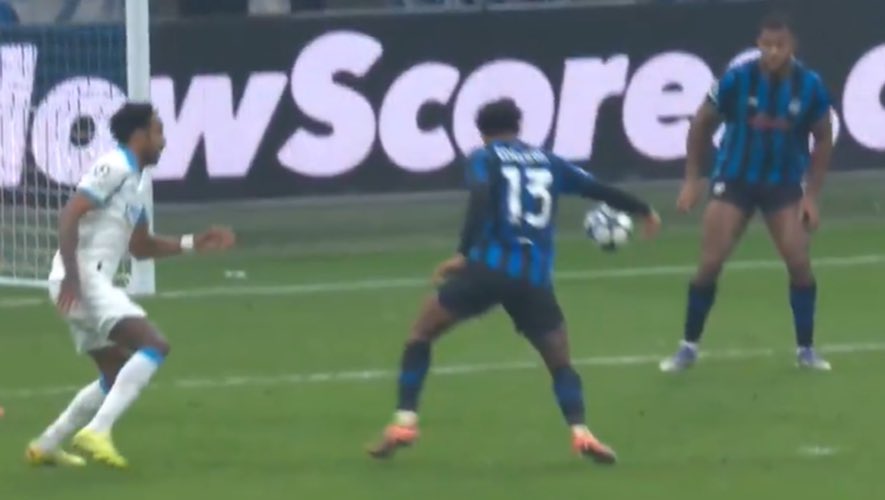 sobadud's tweet photo. Le PSG qui obtient une main après une déviation de barcola sur un ongle d’un mec de Newcastle qui n’influence en rien l’action mais l’OM qui n’a pas penalty sur ça lvdm que le foot c’est devenue truqué
#LDC #OM https://t.co/L0R2rdC77t