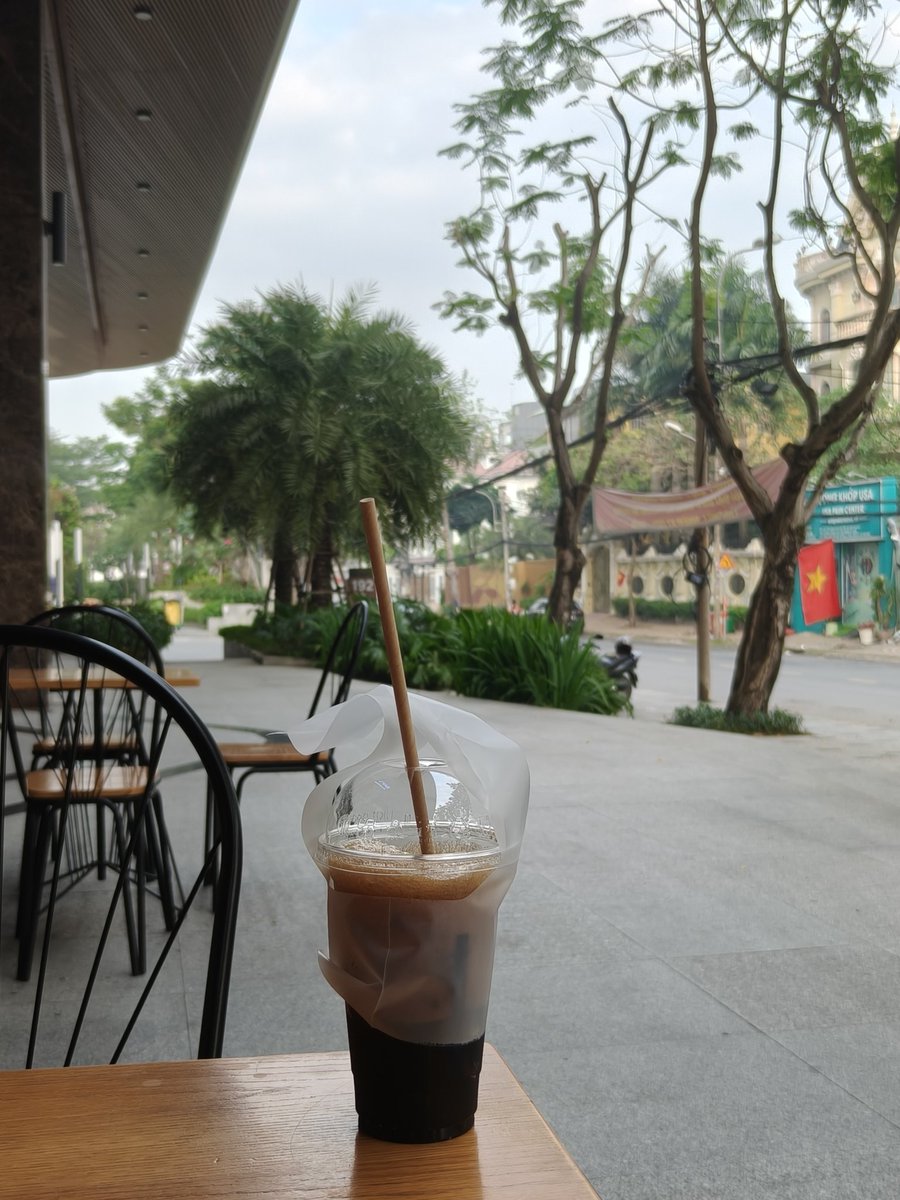 EZPZ_Insurance's tweet image. Good morning from Vietnam 🇻🇳, getting my early work in from a quiet French-owned bakery with iced coffee for $1.15 USD (30,000 VND).