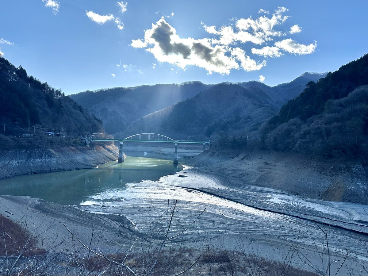 奥多摩湖の貯水量が平成以降の最低量を下回るとして、東京都水道局から節水のお願いが出ました

水位はこの数日で、さらに低下しているのが目に見えてわかります

湖畔の朝
川の流れる音と、土が削れて落ちる音が、はっきりと聞こえてきます