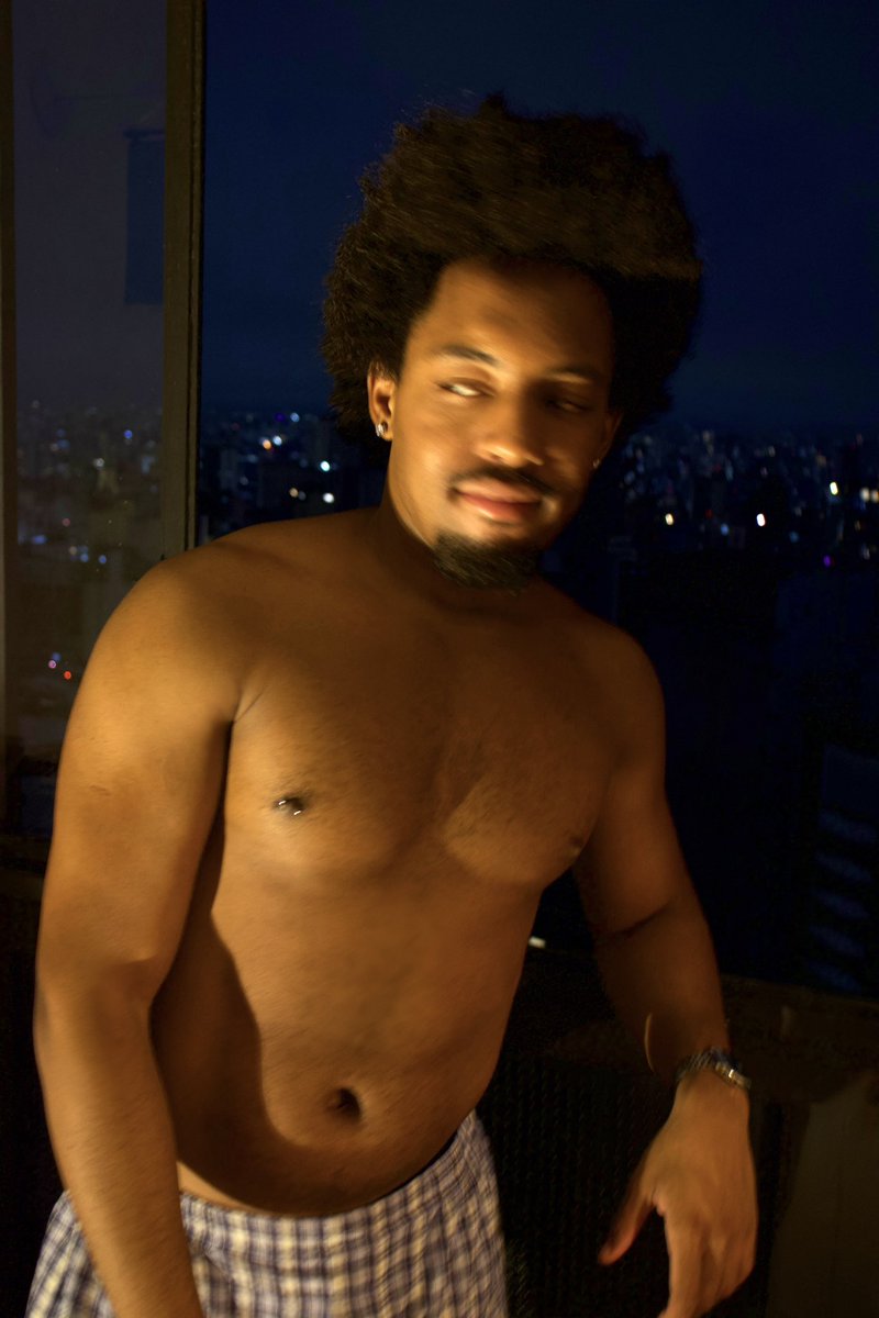 jonasferamos's tweet photo. ouvindo higher da rihanna, descobri que também fico lindo quando bebo whiskey https://t.co/34eXSHodCd