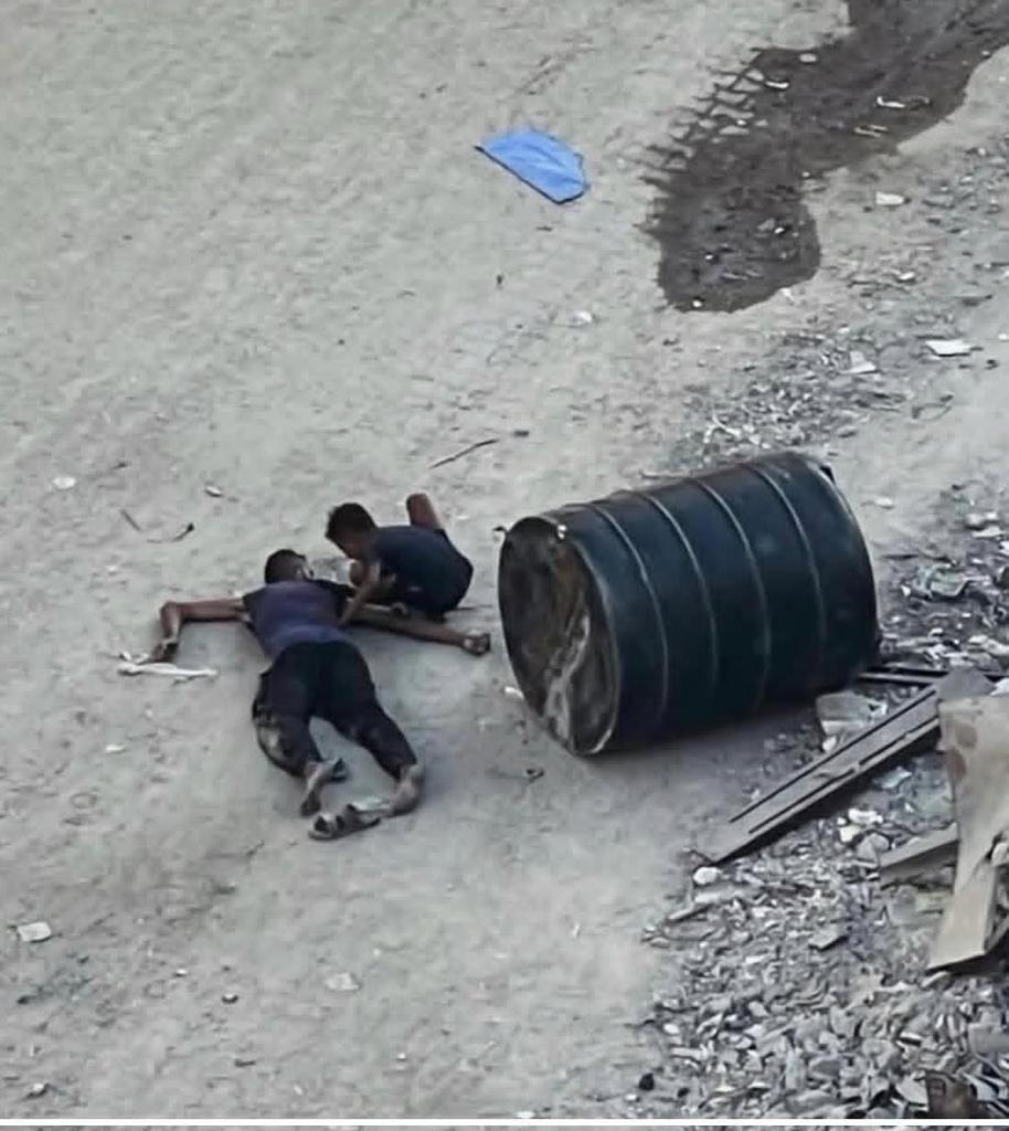 لا يألَفنَّ أحدُكُم مصَابَ أخِيه وإن طَال .