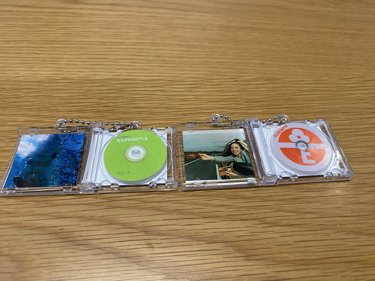 職場の人がセリアのCDキーホルダーくれたのでRADWIMPSの3枚目と4枚目の 