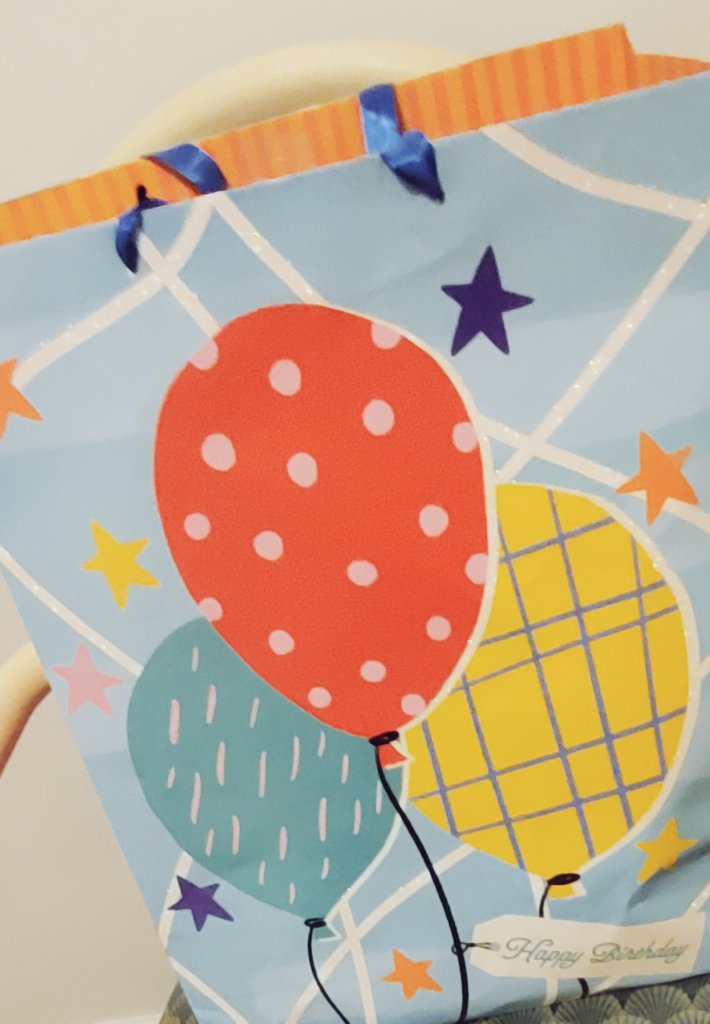 ولأن البدايات دائماً جميلة ولدتُ في يناير❄️

اليوم يضمّ عيد ميلادي اللهمَّ السلام
  و الطمأنينة لـروحي و عاماً 
سعيداً لي🎈