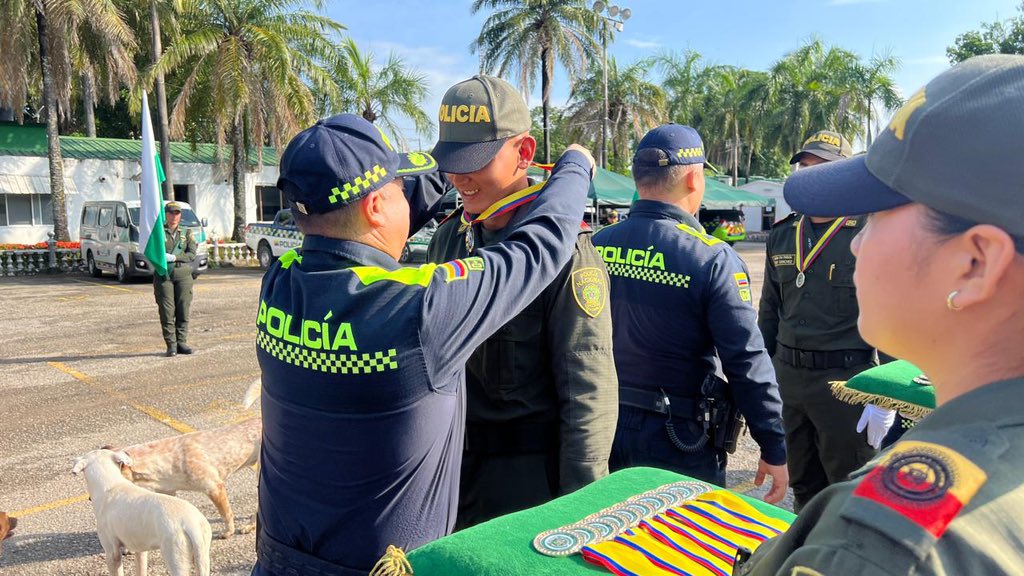 JURAMENTO A LA BANDERA 🇨🇴

25 Mujeres y 17 Hombres Auxiliares de Policía adscritos a la metropolitana de Neiva, juraron ante la bandera de nuestro país, trabajar con vocación, respeto y profesionalismo en fortalecer la seguridad y convivencia ciudadana. 
#S2D