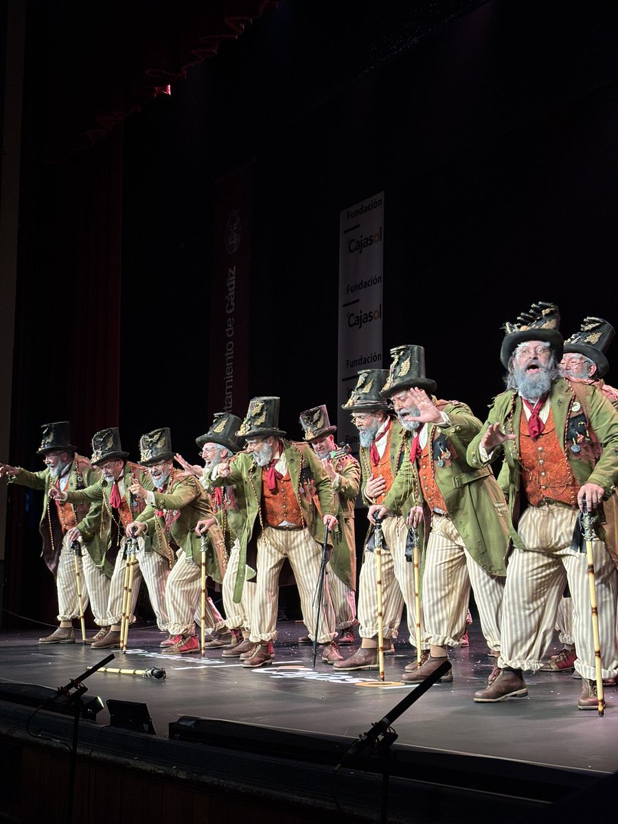 Los humanos es una comparsa con un mensaje muy muy bonito. Si cuesta entenderse de primeras, creo que sale beneficiado Antonio. Con el paso de las fases, la comparsa mejorará en exceso e irá mejor cantada. 

Antonio Martínez Ares está de vuelta y ojalá que sea para siempre.