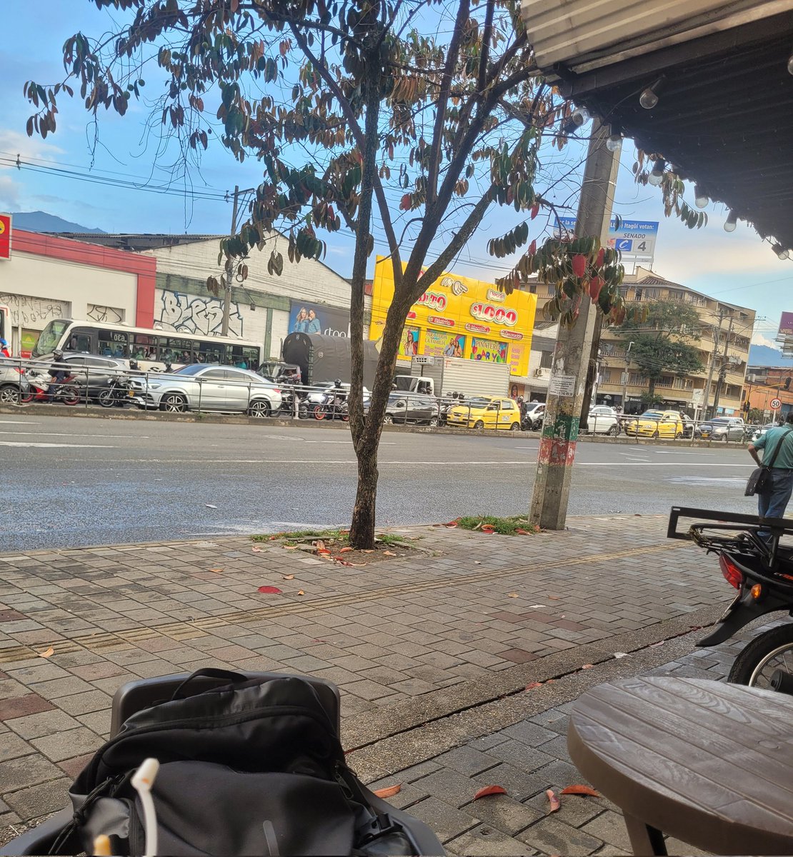 Ahora vaya explíquele a un burro que maneje carro que por más de que un semaforo este en verde si no te da para cruzar toda la calle no deberías cruzar.

Colapsada toda la guayabal por culpa de unos malparidos que no saben manejar.