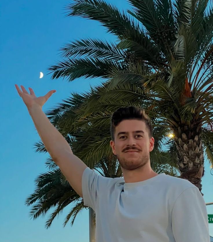 why does asky look so turkish here😭