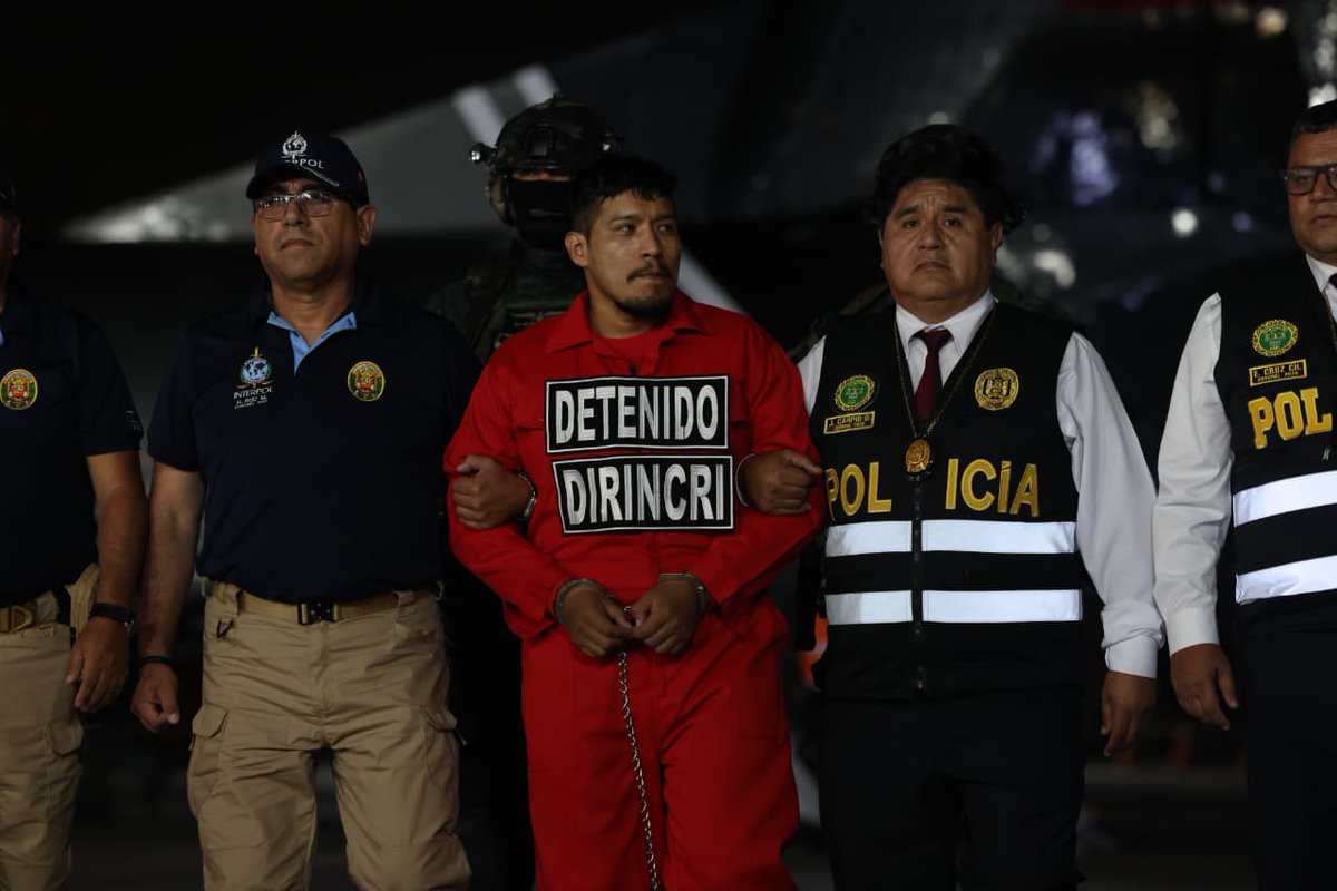 MinjusDH_Peru's tweet photo. #AHORA | Desde la base de la Dirección de Aviación Policial, el ministro de Justicia y Derechos Humanos, Walter Martínez Laura, acompañado de los titulares del @MininterPeru y la @PoliciaPeru, participa de las acciones de traslado de Erick Moreno Hernández, alias “Monstruo".
#ElPerúATodaMáquina
#NotaInformativa