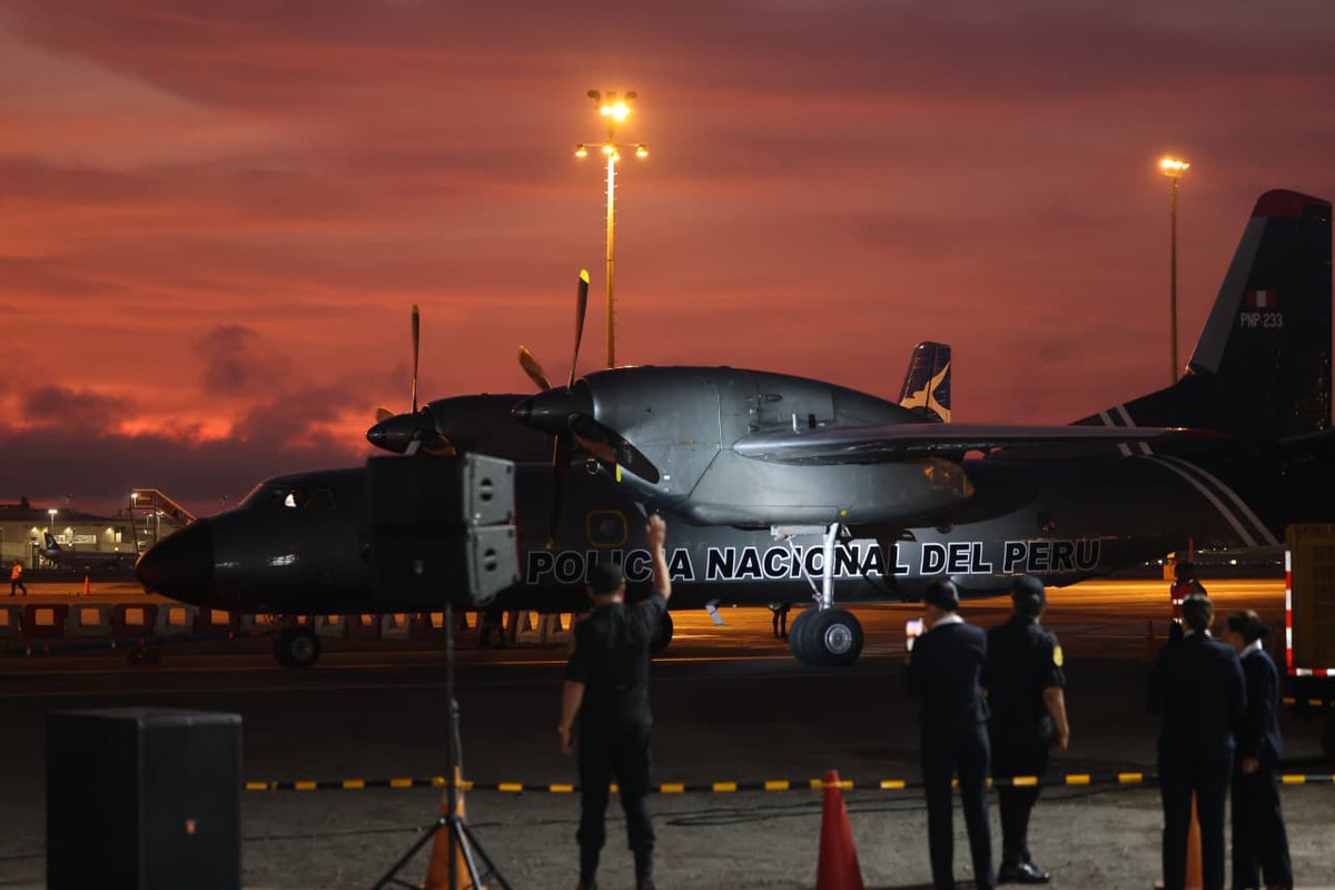 MinjusDH_Peru's tweet photo. #AHORA | Desde la base de la Dirección de Aviación Policial, el ministro de Justicia y Derechos Humanos, Walter Martínez Laura, acompañado de los titulares del @MininterPeru y la @PoliciaPeru, participa de las acciones de traslado de Erick Moreno Hernández, alias “Monstruo".
#ElPerúATodaMáquina
#NotaInformativa