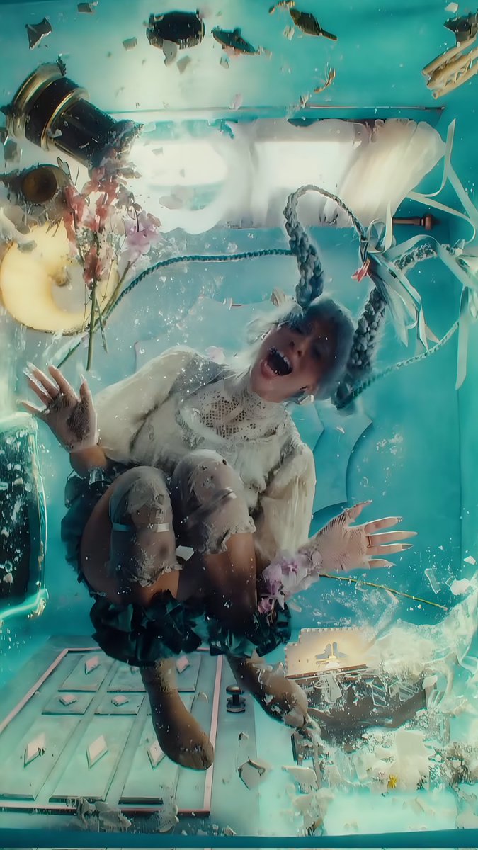 “Como ele poderia me amar se ele não me enxerga?”
            — Possession, Melanie Martinez.