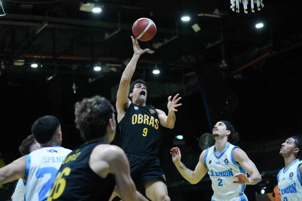 Obras venció 85-76 a La Unión y se afirma entre los cuatro mejores.
Fue la victoria número 700 del Tachero en la Liga Nacional.
Tyler Sabin (20 puntos) y Pedro Barral (13) fueron los goleadores.
📸El español Jorge Bilbao sumó ocho tantos y cinco rebotes.