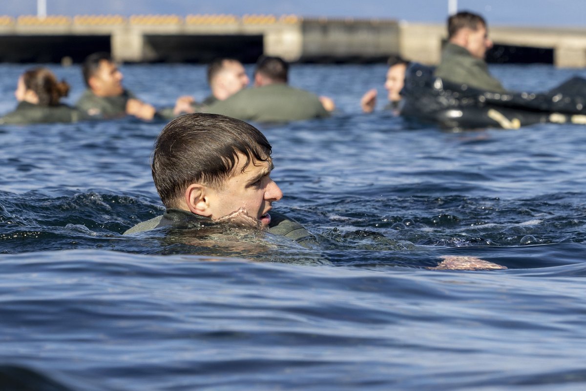 1stMAW_Marines's tweet image. Beach trip 🌊

U.S. #Marine #pilots and #aircrew with VMFA-242 participated in water #survival training in the water near MCAS Iwakuni, Japan, Jan. 12, 2026.