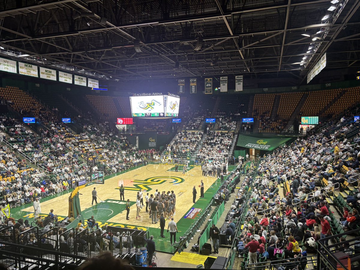 Davidson putting up an epic run here. RJ Greer with some massive shots. 

Let’s gooooo Cats!!!