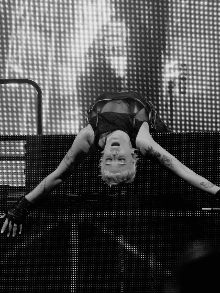 haIseylq's tweet photo. Halsey performing in Paris during Back To Badlands Tour. 

📸: mardybum_5o5 on Instagram. https://t.co/AcT38e9Xbx