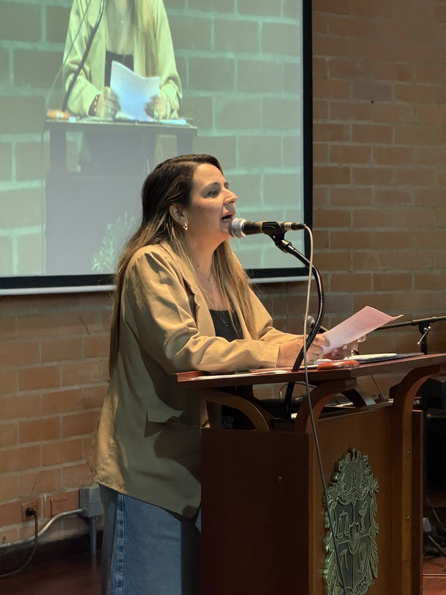 “Hay que decirlo sin rodeos: decir que uno es de la Nacho pesa. Da prestigio, abre puertas. Transforma la forma en la que una piensa, investiga y se para frente a la realidad. Estar en la <a href="/UNALOficial/">Universidad Nacional de Colombia</a> me abrió el mundo”: <a href="/Tatibalvin/">Tatiana Carolina Balvín Rodríguez</a>, egresada de la Maestría de Estudios Políticos.