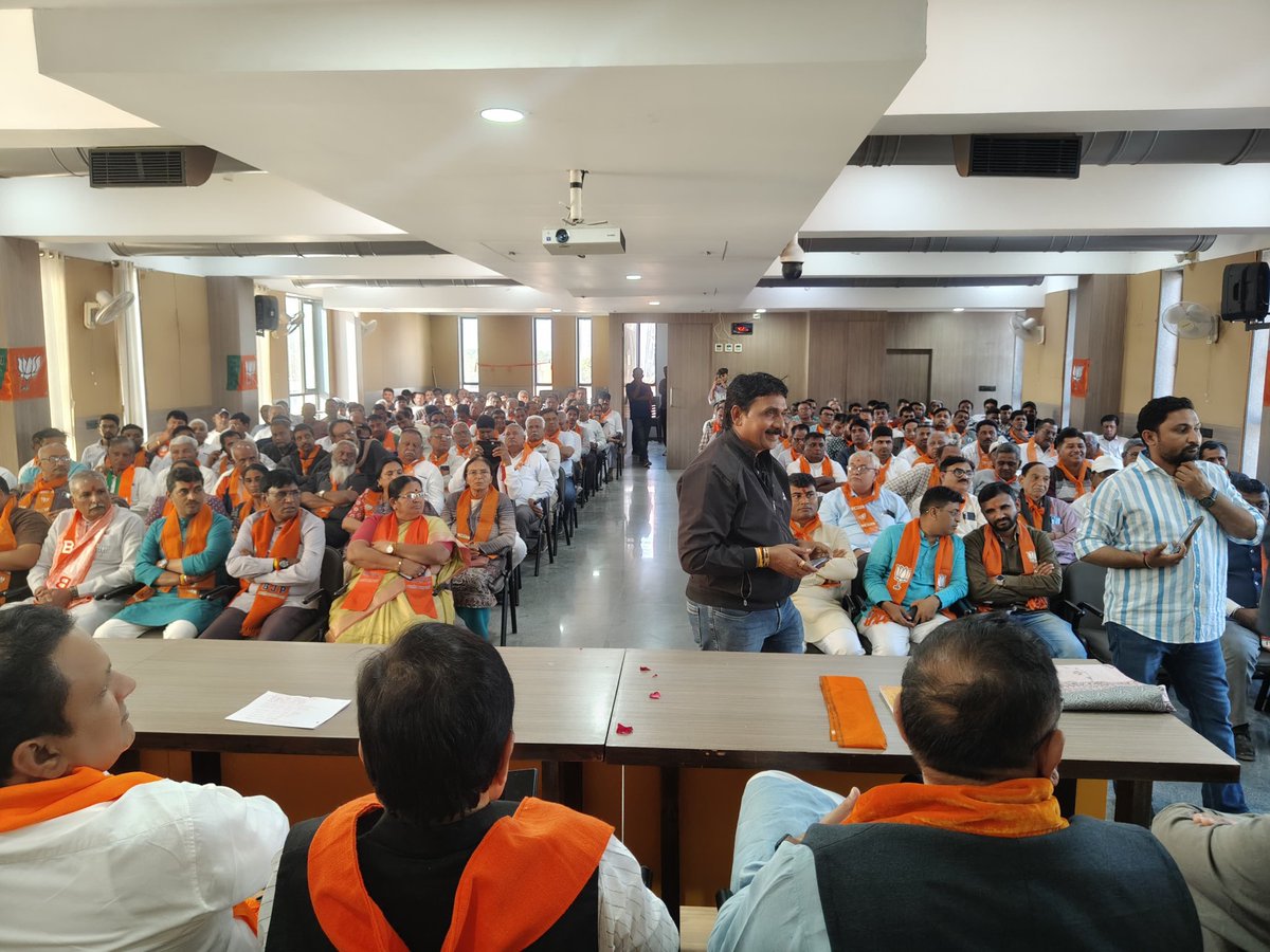 ગુજરાત પ્રદેશ બક્ષીપંચ મોરચાના પ્રમુખ તરીકેની નવી જવાબદારી સંભાળ્યા બાદ, સંગઠનને વધુ વેગવંતું અને મજબૂત બનાવવાના સંકલ્પ સાથે આજે મહેસાણા જિલ્લા ભાજપ કાર્યાલય ખાતે કર્મઠ કાર્યકર્તાઓ સાથે 'પરિચય બેઠક' યોજાઈ..