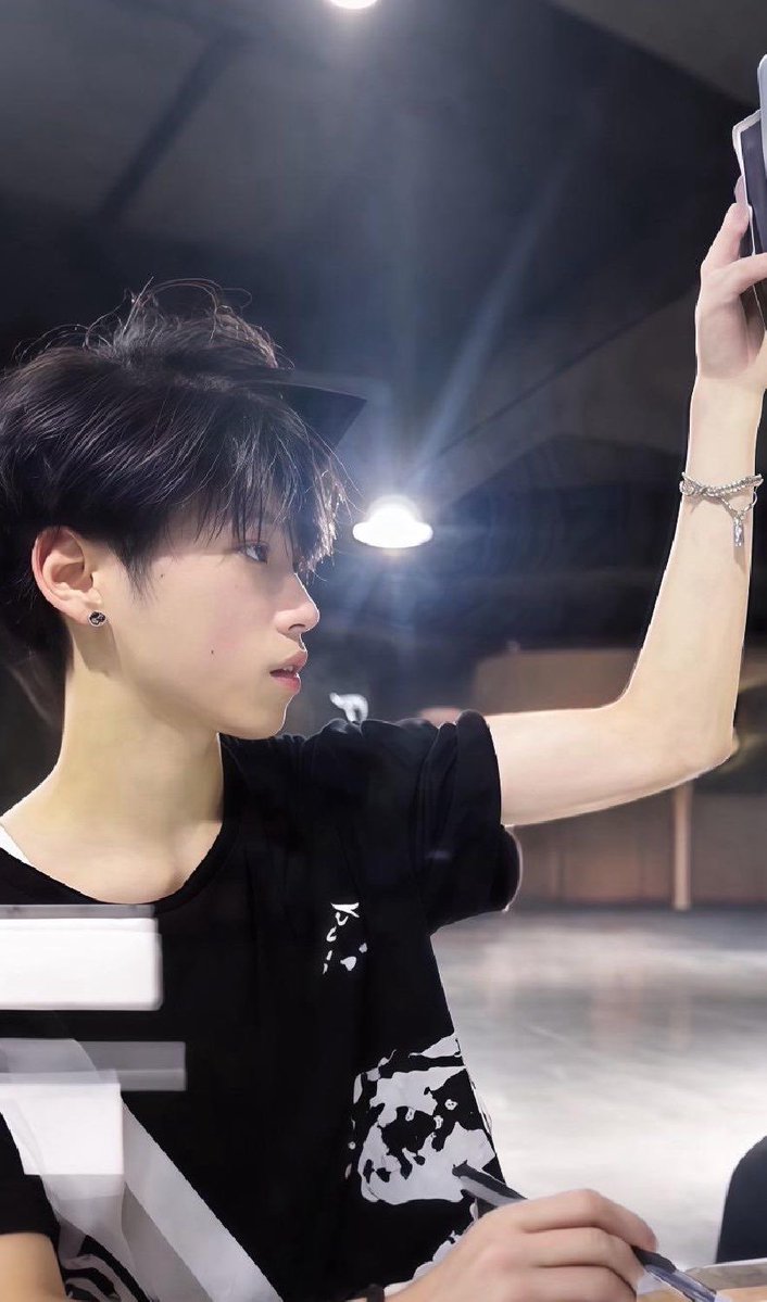 iriochyo's tweet image. i don’t play about predebut arno