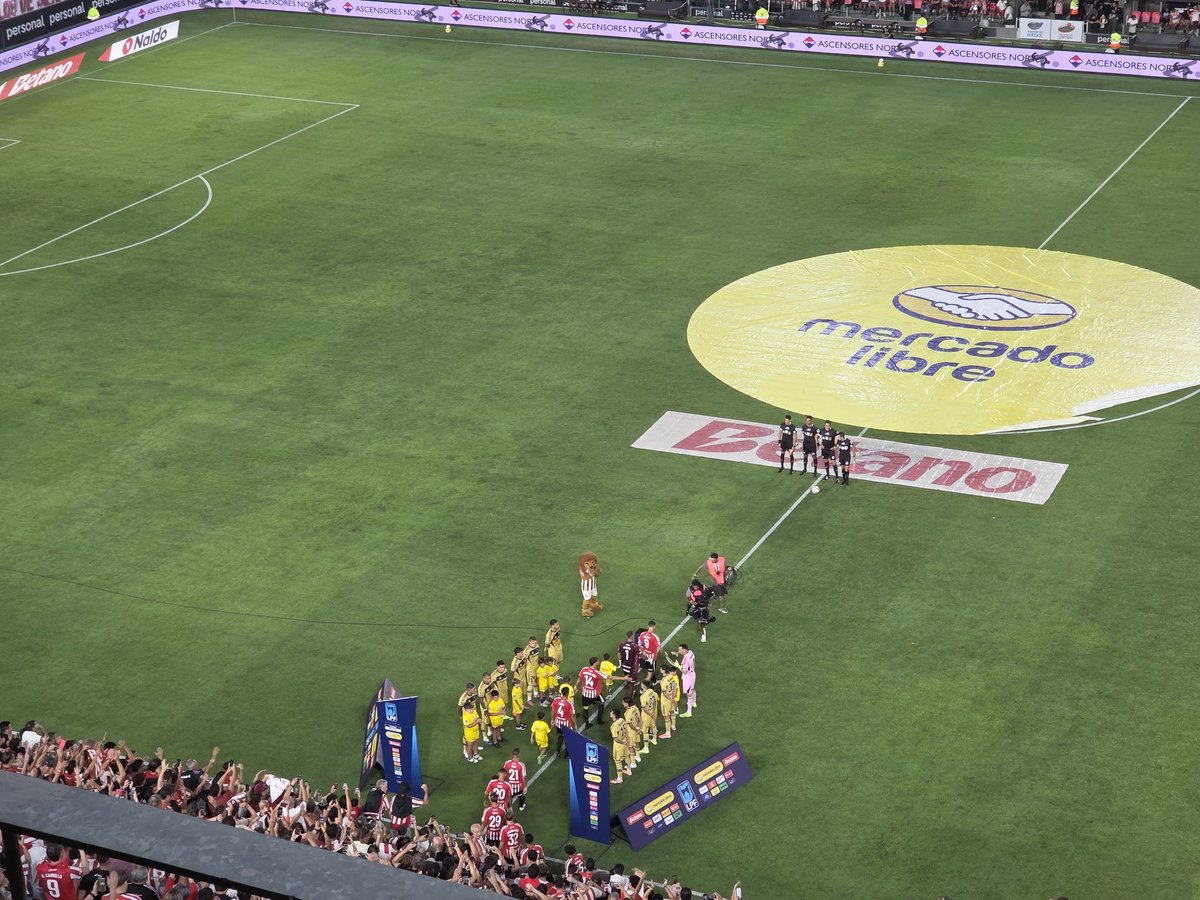 Los jugadores de Boca formaron el pasillo para recibir al último campeón del fútbol argentino