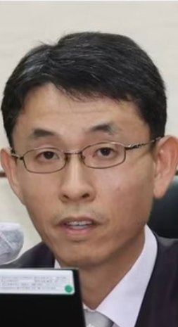 계약서에 환장한
계약직 판사