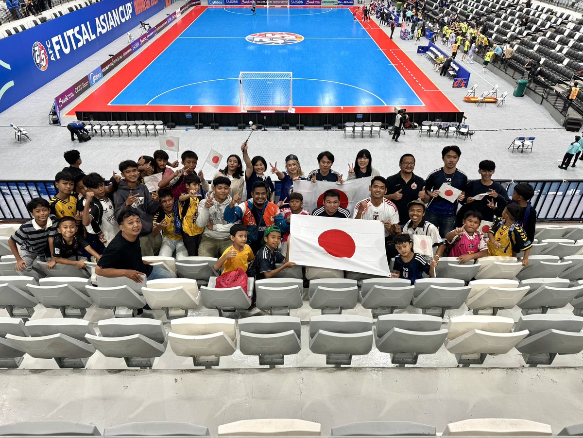 昨日のオーストラリア戦、日本サポ席に現地の子ども達が沢山来てくれました☺️💖
最初はちょっと離れた所に座っていたけど「こっちおいでー！」っ呼んだら来てくれて一緒に大きな声で応援してくれました！
こういう出会いが海外遠征サポ席の楽しさでもあります☺️✨
#ACFutsal2026
#フットサル日本代表