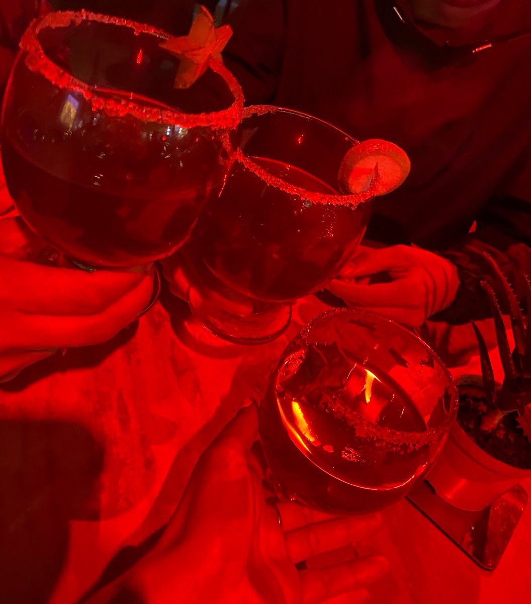 Se busca chica linda para trío #MHM Chris está en llamas 🔥🔥🔥