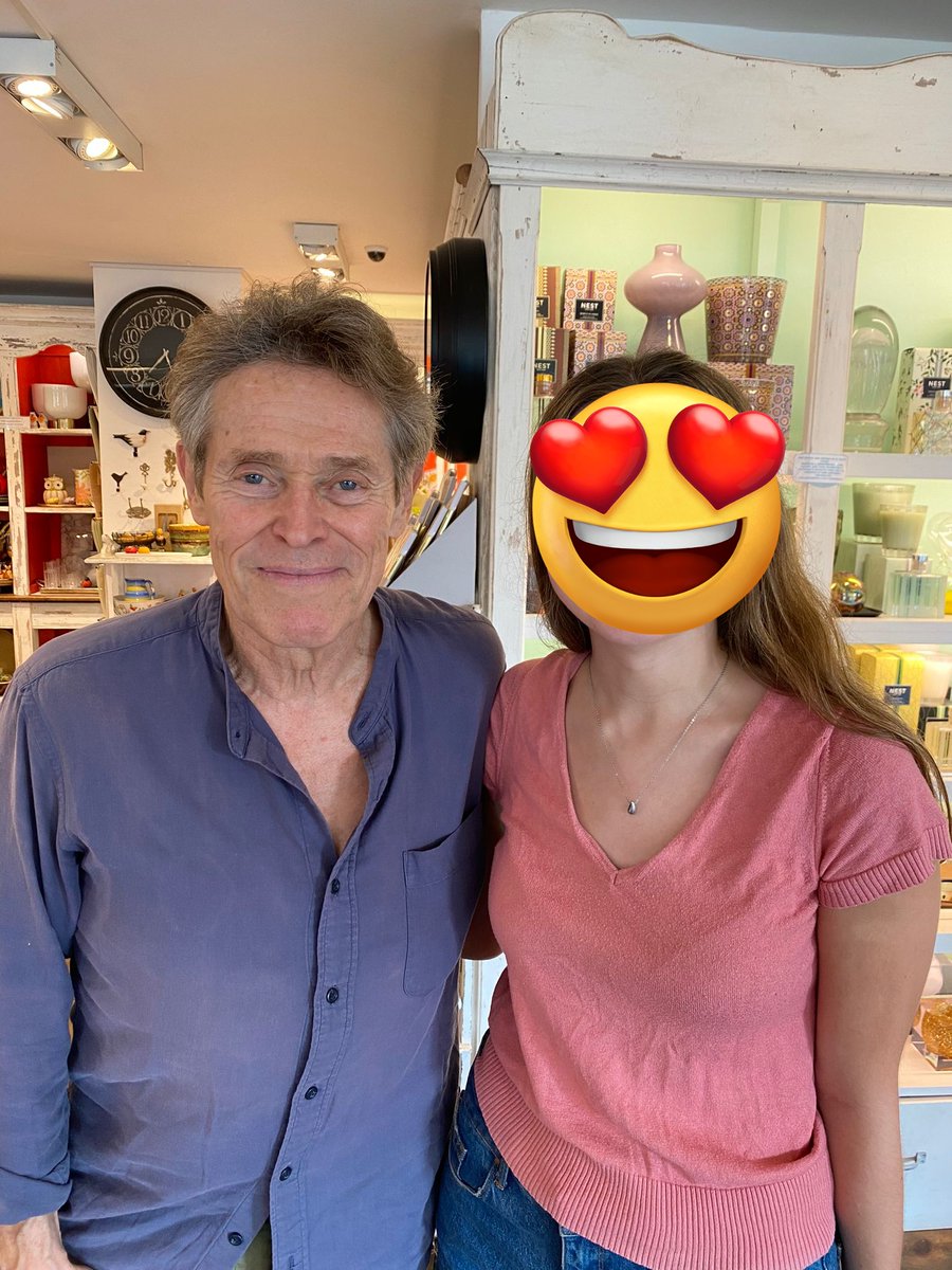 ToiaMignone's tweet image. La.toita chica hace unos dias atendió a Suarez. Ah, lo vi con tantas ganas de pasar disimulado que no dije nada, no le pedí foto.
Hoy vio a willem dafoe...