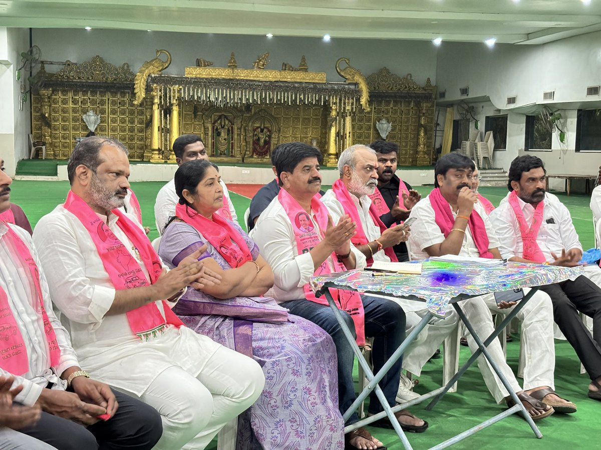 మున్సిపల్ ఎన్నికల నేపథ్యంలో ముథోల్ నియోజకవర్గం భైంసా మున్సిపాలిటీలో ఎన్నికల సమన్వయ కమిటీ సభ్యులు డా. పడకంటి రమాదేవి, విలాస్ గాదేవార్, డా. కిరణ్ కొమ్రేవార్, మాజీ జడ్పీ చైర్మన్ లోలం శ్యామ్ సుందర్, కోర్వ శ్యామ్ ఆధ్వర్యంలో పార్టీ అభ్యర్థులు, పార్టీ ముఖ్య నాయకులతో కలిసి ఎన్నికల సమీక్ష
