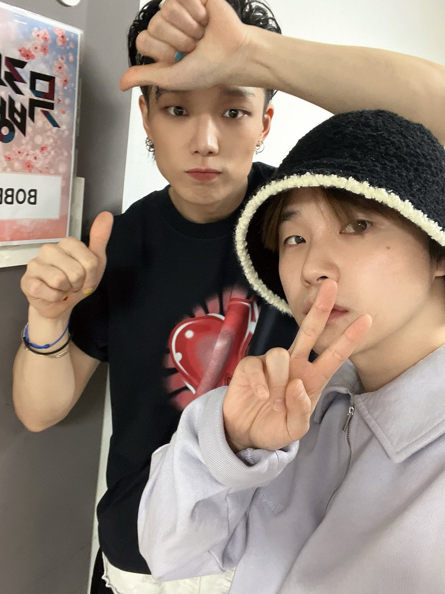 บ๊อบบี้พูดถึงจีนานฮยอง 💬 “คุณคิมจินฮวานเนี่ยเมื่อวานดูเหมือนเขาจะอารมณ์อ่อนไหวไปหน่อยนะ…ถึงขั้นทำให้แฟนคลับต้องเป็นห่วงกันเลย ไม่ต้องห่วงนะ เมื่อวานซืนเพิ่งเจอกัน แล้วก็คุยเรื่อง iKON ในชีวิตจริงกันไป ที่เขาเป็นแบบนั้นก็แค่เพราะเขาอยากจะตั้งใจใช้ชีวิตต่อไปให้ดีน่ะ —