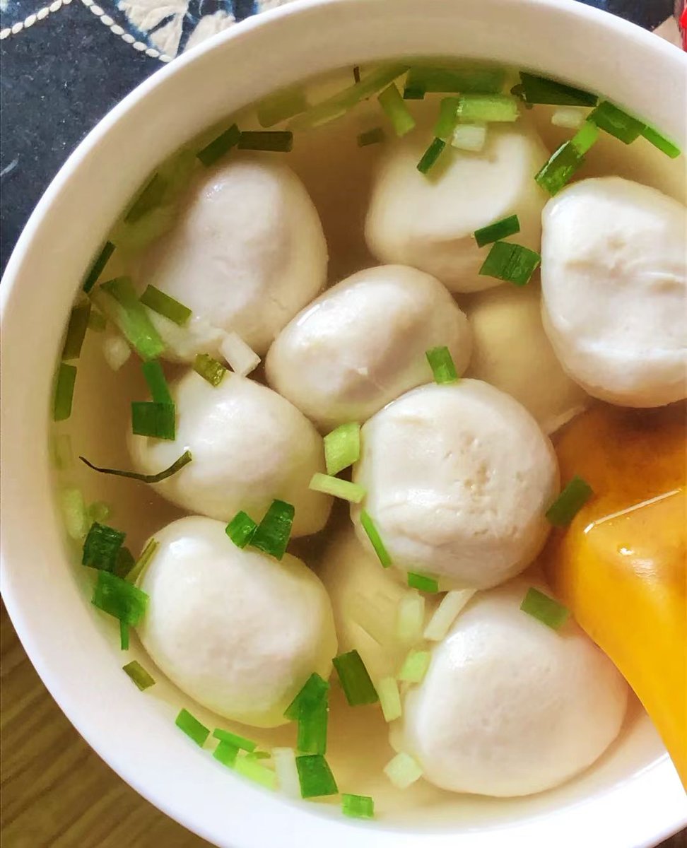 Hi_Deqing's tweet image. Fish ball! Fresh lake carp minced to seasoned, then slapped against the bowl. One gentle squeeze, one spoon-skimming swoop, and a pearl dives into gingered broth. When it surfaces, the year turns: springy bite, every mouthful a closed circle of luck shared round the table. #Eats