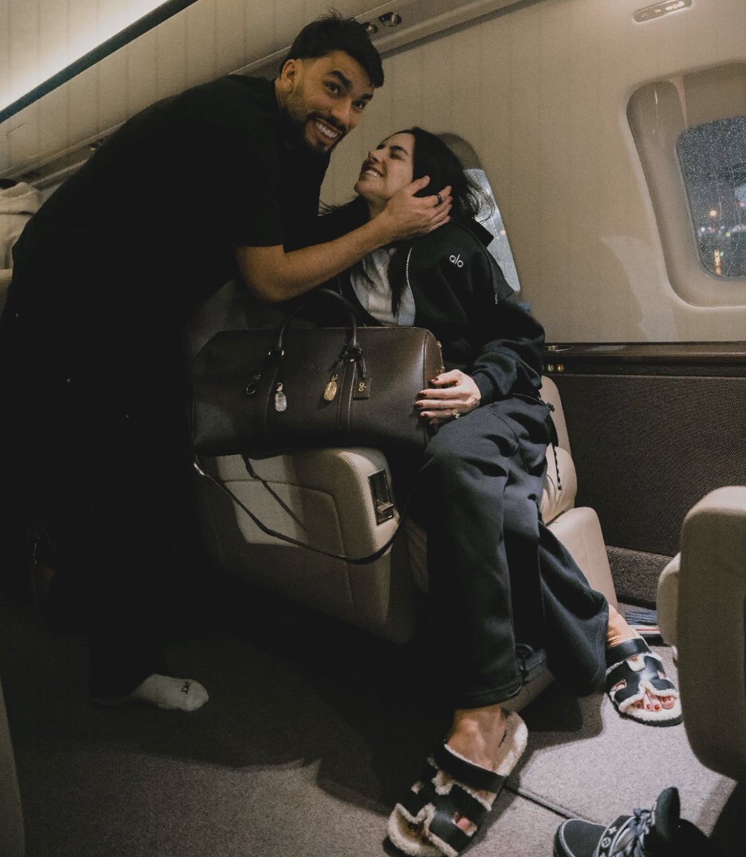 Flafocalizando's tweet image. FLAMOSOS: Paquetá e Duda a caminho do Rio de Janeiro ❤️🖤

📸 insta: dudafournier