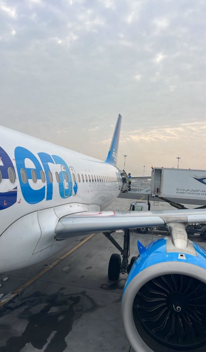 أبيات سعد علوش:

يجيب السفر طاريك يا حي ذا الطاري
وأنا بين تغميض العيون ومدامعها

غريب السفر والأغرب إحساسه الناري
يا كم ناس فرقها وكم ناس جمعها

أحبك واذا ما كنت داري انا داري
انا كل يوم اقولها لو ما تسمعها